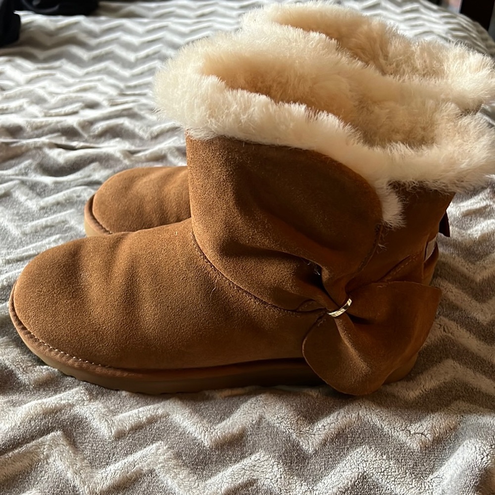 Ugg Chestnut boots with bow accent. Size 10 worn twice. No box